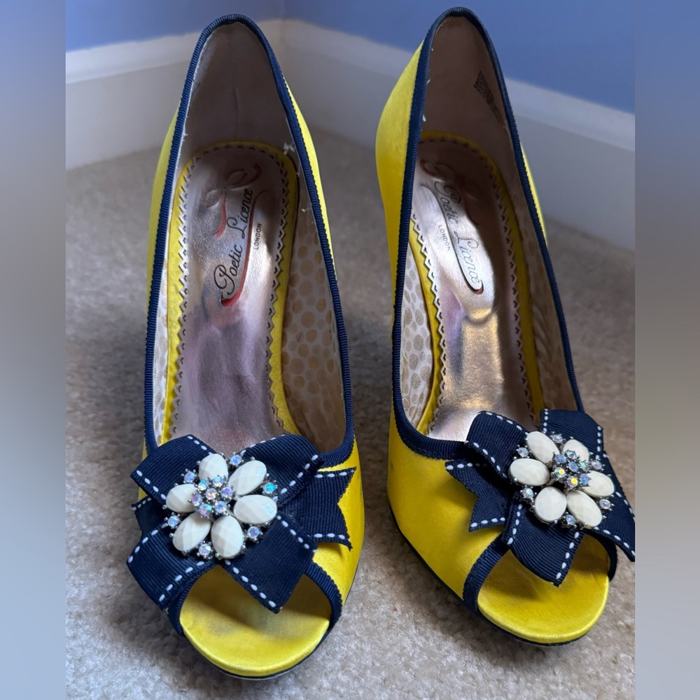 Poetic License London Yellow and Navy Peep-Toe Heels Sz 7.5